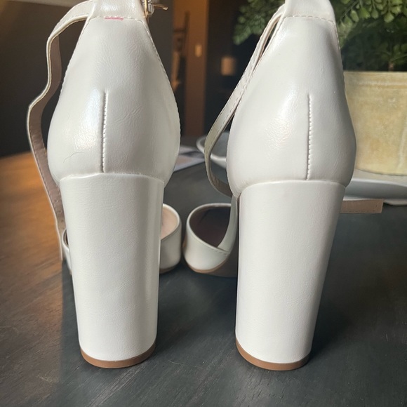 White closed toed heels - Picture 3 of 4